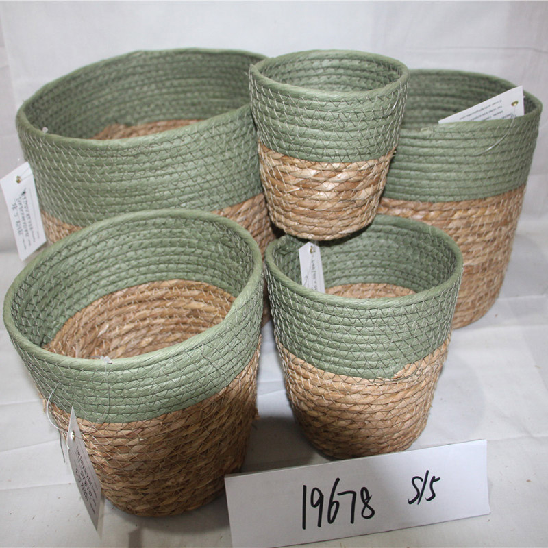 Handgjord naturlig korg för gräs med handvattenhyacint med handtag
